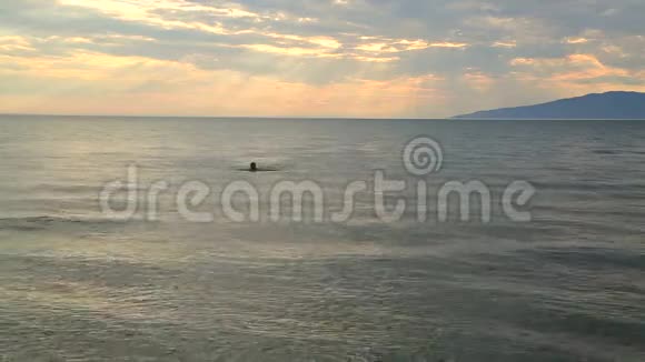 夏天人们在贝加尔湖沐浴视频的预览图