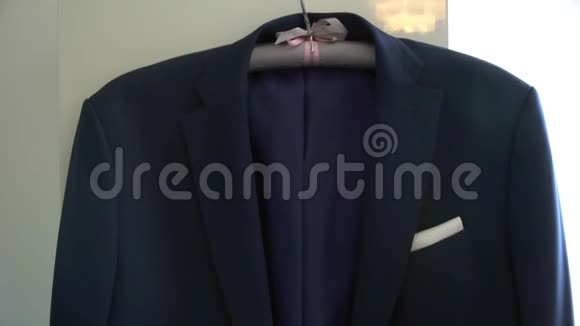 男人夹克挂在衣架上视频的预览图