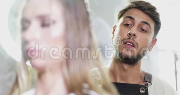 土耳其男理发师和女模特一起工作正在谈话视频的预览图