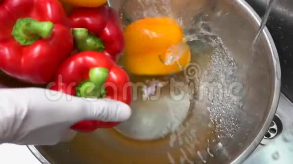 甜椒掉进水里视频的预览图