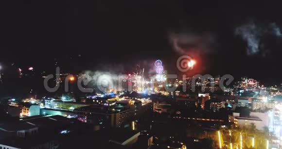 除夕夜城市上空烟火视频的预览图