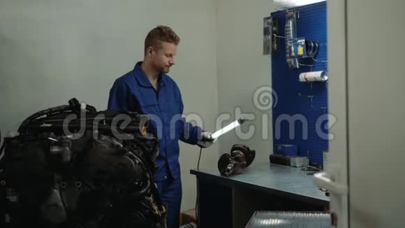 工程师机械手固定发动机齿轮箱人仓库服务汽车视频的预览图
