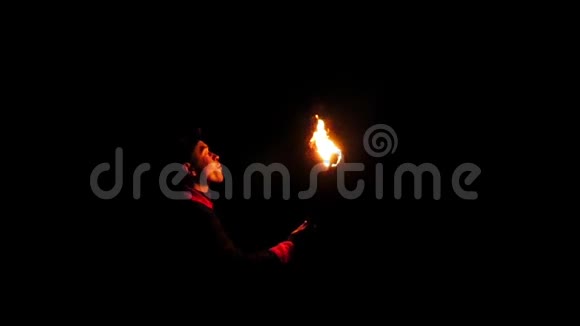 抢劫者在点燃的火炬上猛吹在斯隆莫的点燃巨大的火焰视频的预览图