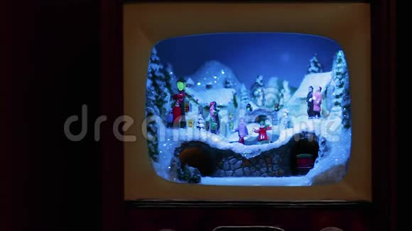 圣诞装饰整个村子都开着一台古董电视火车和街上的人视频的预览图
