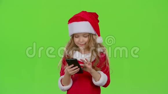 在智能手机上拍照的女孩绿色屏幕视频的预览图