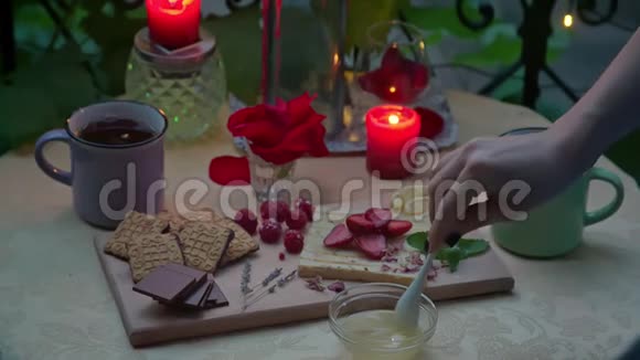用蜡烛混合蜂蜜做浪漫甜点视频的预览图