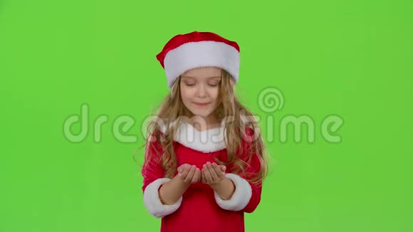 穿着圣诞服装的小女孩膨胀了恒星花粉绿色屏幕视频的预览图