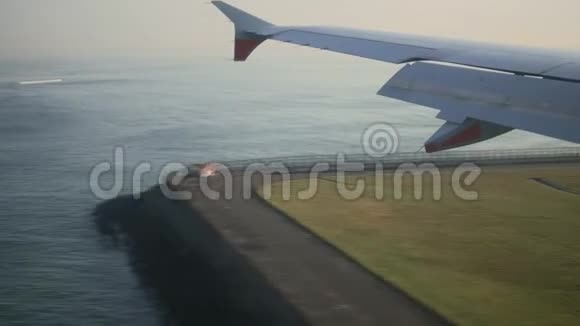在巴厘岛通过舷窗降落飞机观看视频的预览图