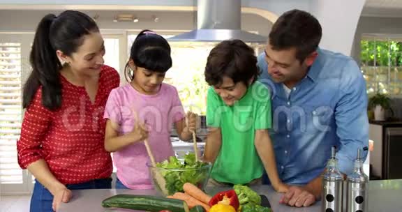 一个幸福的家庭正在一起做饭视频的预览图