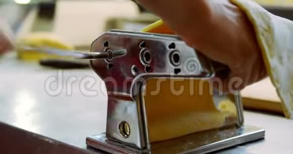 面包店4k面粉切割机视频的预览图