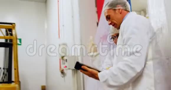 技术人员在走廊行走时使用数字平板电脑视频的预览图