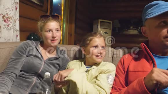 白种人的父亲和两个女儿在远足后在咖啡馆点晚餐视频的预览图