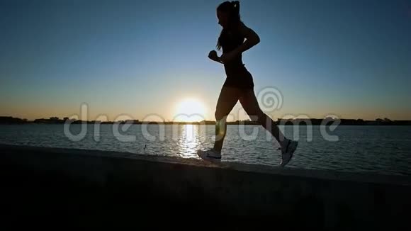 美丽的运动女子在海滨奔跑视频的预览图