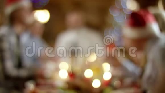 圣诞餐桌旁的家庭照片视频的预览图