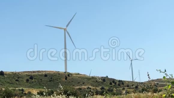 塞浦路斯拉纳卡有风车的山替代能源生产的可再生能源资源视频的预览图
