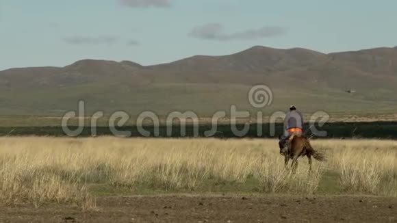 蒙古游牧民族骑马视频的预览图