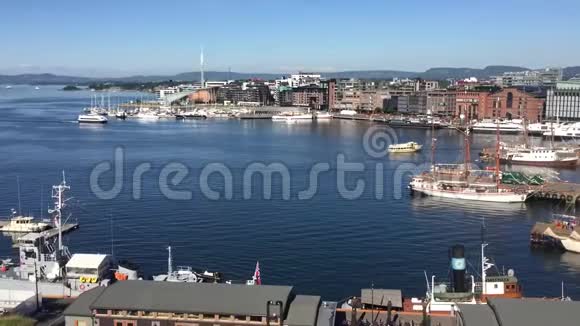 从阿克斯胡斯堡到奥斯陆峡湾和奥斯陆海港的景色视频的预览图