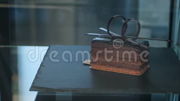 商店橱窗里的单块巧克力蛋糕视频的预览图
