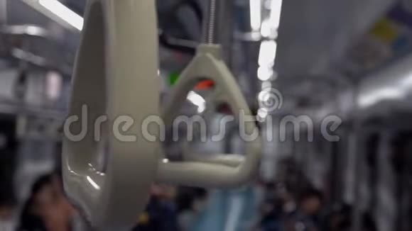 悬挂在地铁列车上的手柄公共交通设施视频的预览图
