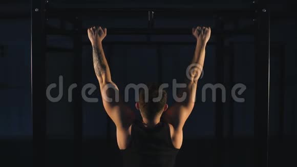 肌肉发达的健美运动员在健身房做仰卧起坐健身男子增加拿铁肌肉视频的预览图