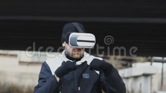 男子拳击手慢动作VR360耳机训练拳在虚拟现实战斗户外冬季视频的预览图