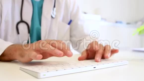 医生在电脑上写处方视频的预览图