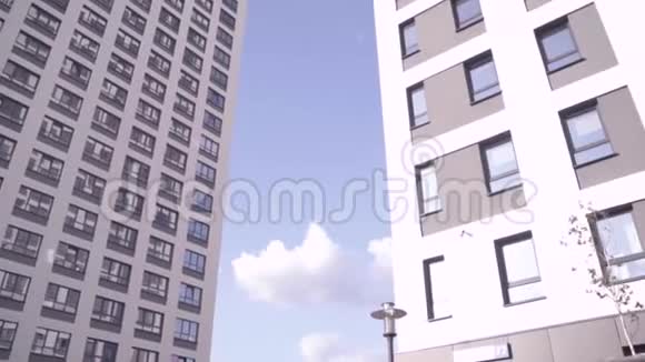 底部看蓝天的住宅楼框架现代多层住宅立面的底视图视频的预览图