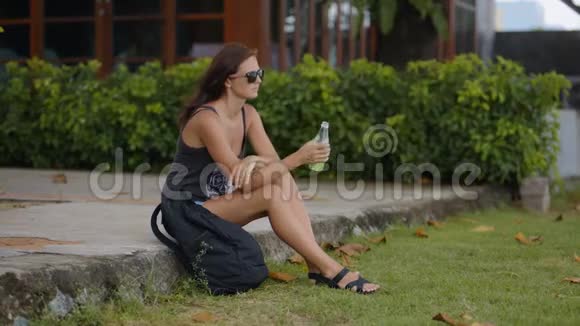 女人在温暖的日子里喝水视频的预览图