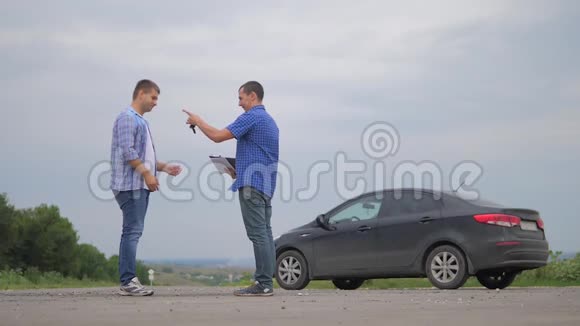 两个人成交男人握手交钥匙卖家司机做汽车保险慢动作视频销售视频的预览图