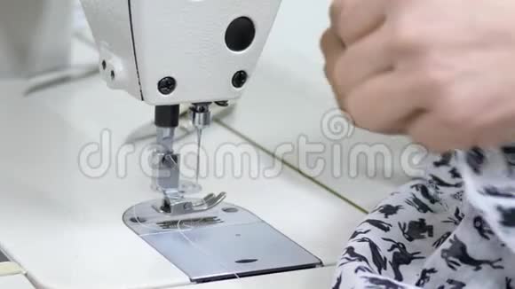 缝纫生意刺绣机在工作室里用昂贵的布料操作视频的预览图