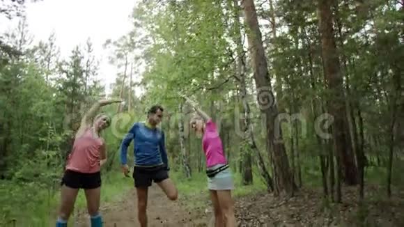 森林中的热身运动视频的预览图