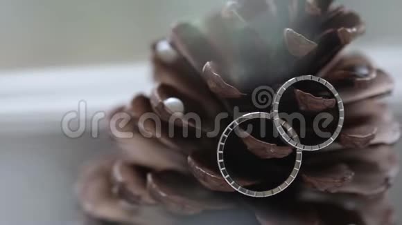 婚礼银环在锥形宏观特写拍摄钻石珠宝视频的预览图