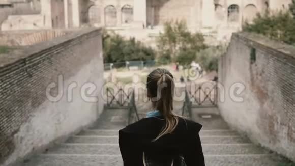 年轻漂亮的女人游客走下楼梯在古罗马中心意大利罗马论坛视频的预览图