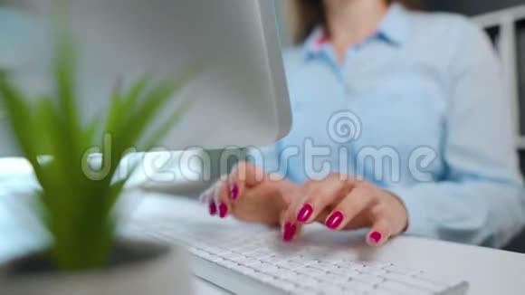 在电脑键盘上输入漂亮指甲的女性手视频的预览图