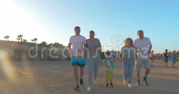 一家人在海滩上奔跑视频的预览图