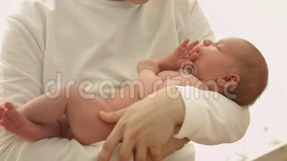 快乐的年轻母亲抱着她刚出生的婴儿摇着视频的预览图
