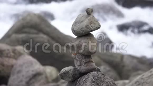 海岸平衡禅石结构的电影摄影视频的预览图