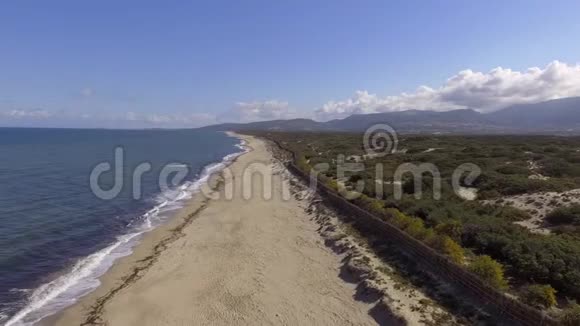 无人驾驶飞机看到海岸线上的海浪视频的预览图