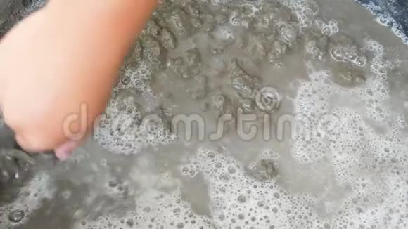 自制水泥混凝土前拌制砂浆浇水视频的预览图