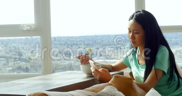 4k客厅早餐时使用手机的妇女视频的预览图