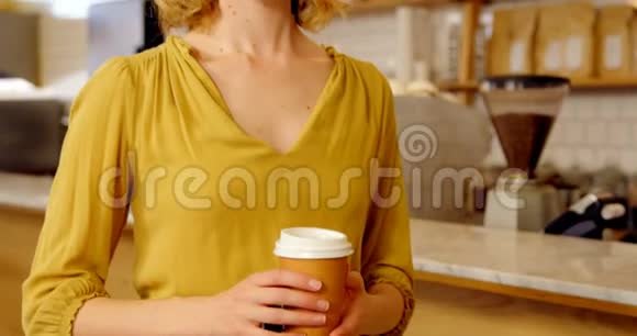 提供咖啡的美女画像视频的预览图