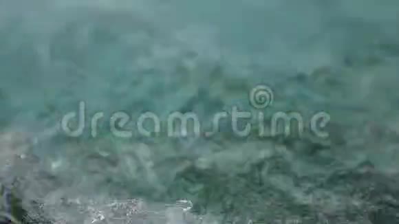 山溪里有泡沫的水视频的预览图