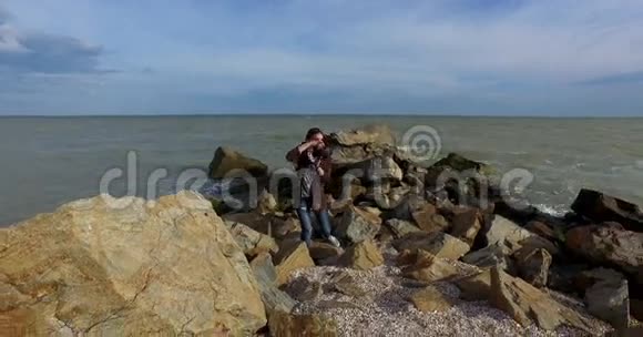 那个女孩坐在岩石上视频的预览图