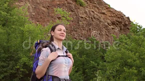 带背包的女孩徒步旅行者的肖像视频的预览图