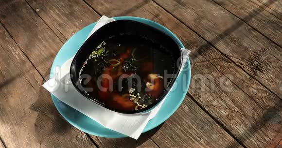 木桌上放虾的米索汤视频的预览图