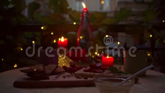 晚上用烛光拍摄浪漫的餐桌视频的预览图