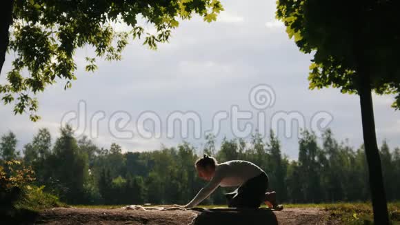 公园户外瑜伽男子独自在早上训练剪影视频的预览图