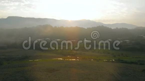 夏季雾蒙蒙的早晨在荒野的日出时空中观看乡村和高加索山脉的电影视频的预览图