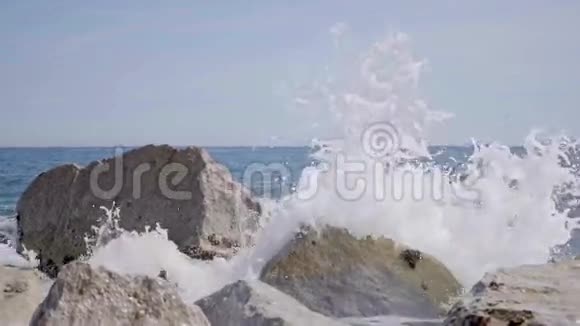 海浪拍打岩石视频的预览图