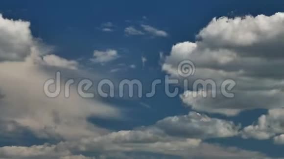 天空时间随着云的移动而流逝视频的预览图